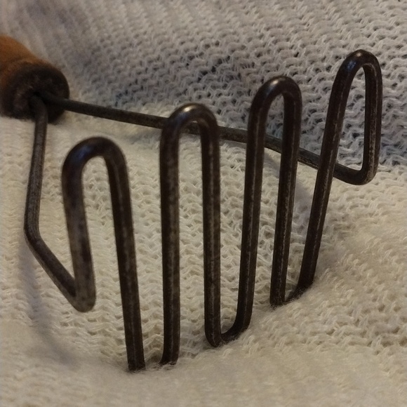 Heavy Wire Base Vintage Potato Masher Long Wood Handle - Picture 5 of 5